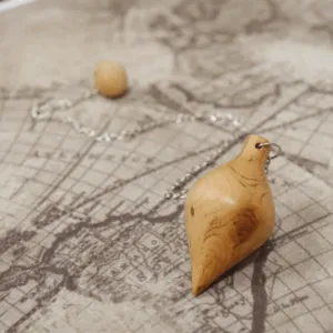 Pendule en bois de cade sauvage