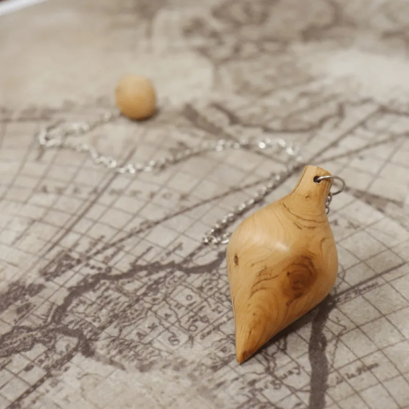 Pendule en bois de cade sauvage